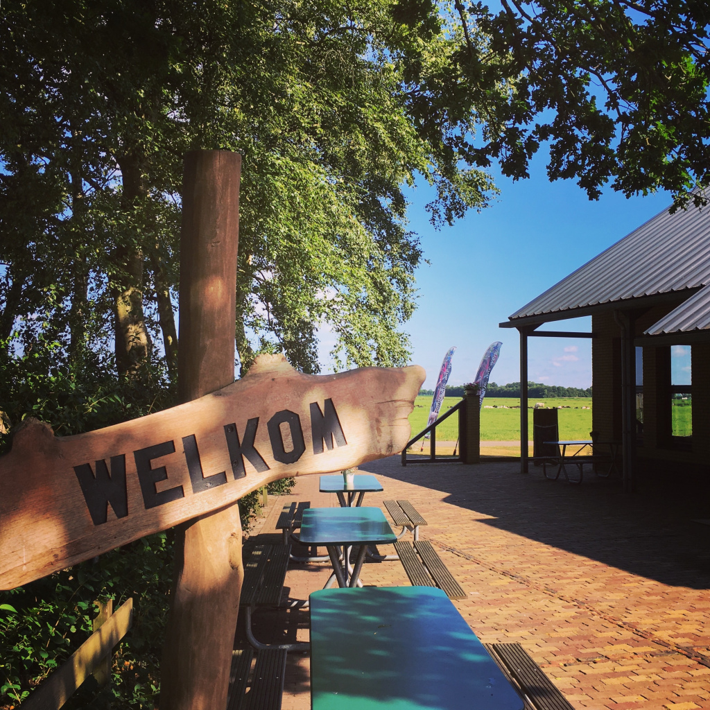 Bord met welkom op het terras bij Paviljoen Breeland.