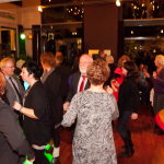 mensen gezellig aan het dansen in paviljoen van Breeland